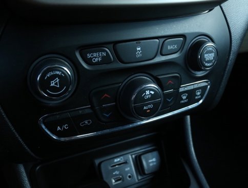 Used 2017 Jeep Cherokee Limited image 25