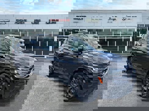 Used 2022 Volkswagen Tiguan SE image 1
