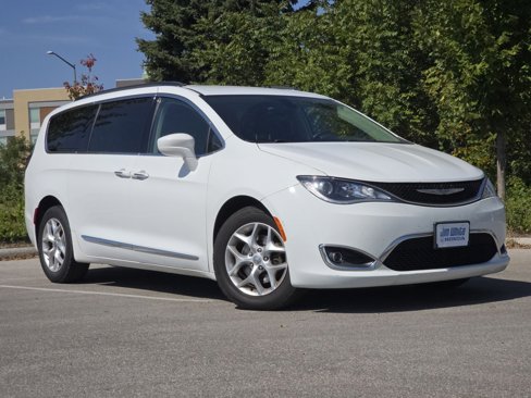 Used 2017 Chrysler Pacifica Touring-L w/ Tire & Wheel Group image 2