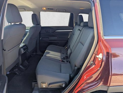 Used 2015 Toyota Highlander LE image 15
