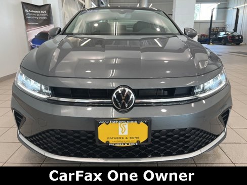 Used 2025 Volkswagen Jetta SE image 2