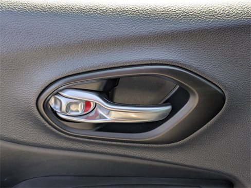 Used 2023 Jeep Cherokee Altitude Lux image 13