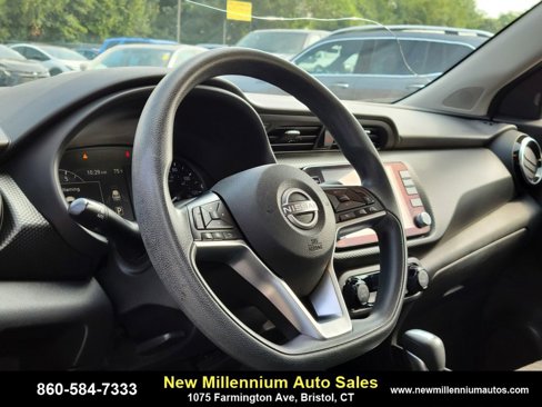 Used 2022 Nissan Kicks SV image 18