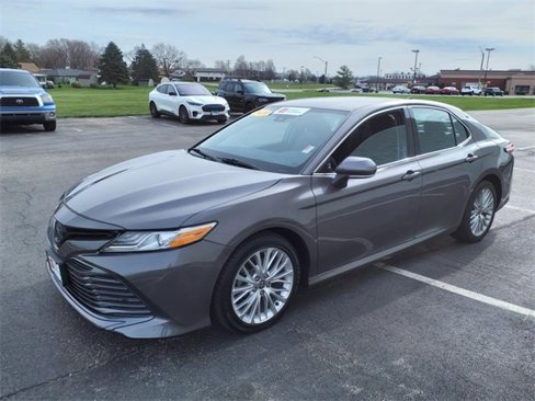 Used 2020 Toyota Camry XLE image 7