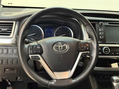 Used 2018 Toyota Highlander XLE image 17