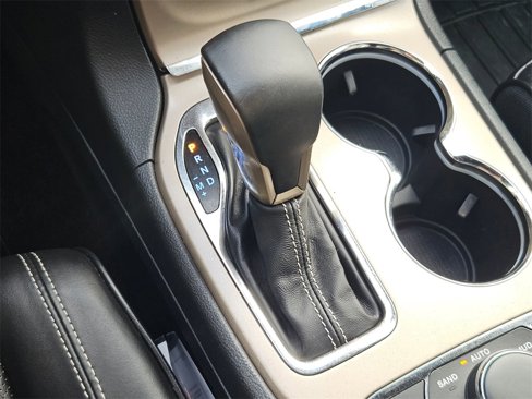 Used 2017 Jeep Grand Cherokee Overland image 18