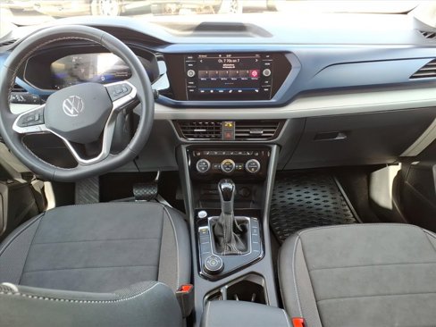 Certified 2024 Volkswagen Taos SE image 9