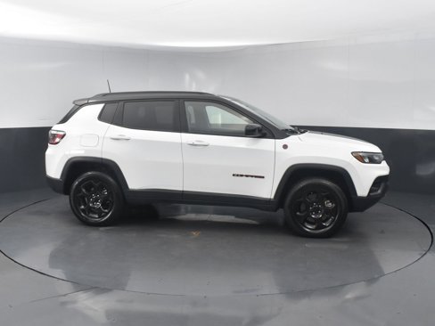 Used 2023 Jeep Compass Trailhawk image 3
