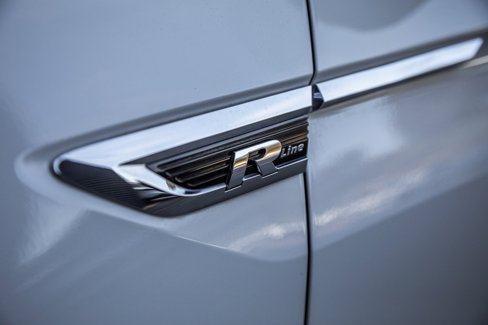 Used 2018 Volkswagen Tiguan SEL Premium w/ R-Line Package image 28