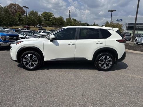 Used 2023 Nissan Rogue SV image 2