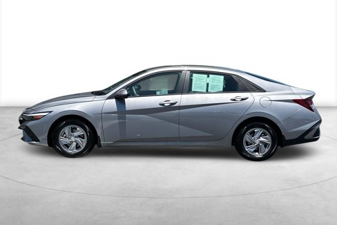 Certified 2025 Hyundai Elantra SE image 3