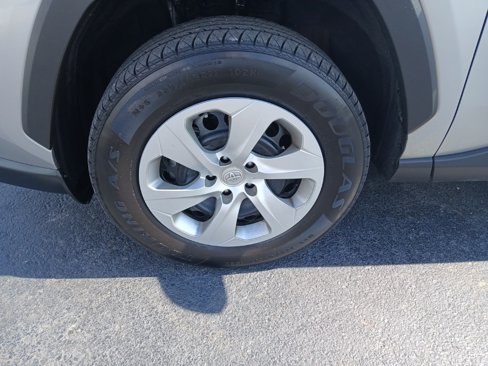 Used 2020 Toyota RAV4 LE image 4
