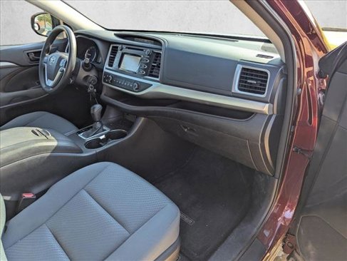 Used 2015 Toyota Highlander LE image 17