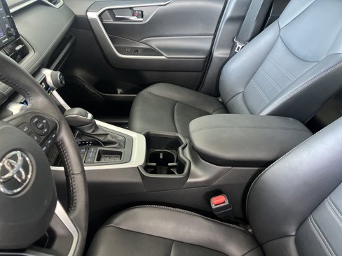 Used 2022 Toyota RAV4 XLE Premium image 19