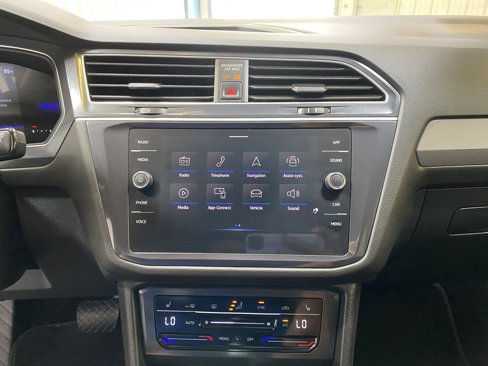 Used 2024 Volkswagen Tiguan SE image 38