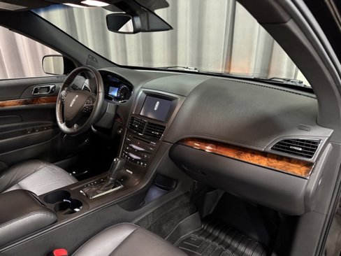 Used 2015 Lincoln MKT AWD image 9