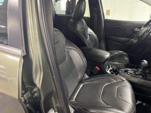 Used 2019 Jeep Cherokee Limited w/ Luxury Group image 22