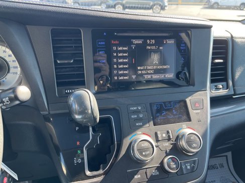 Used 2017 Toyota Sienna SE image 19