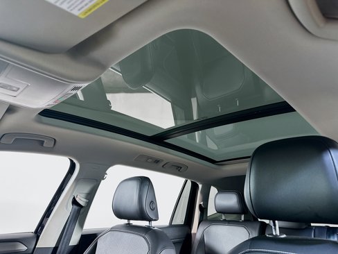 Used 2022 Volkswagen Tiguan SE w/ Panoramic Sunroof Package image 4