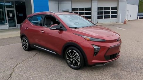Certified 2022 Chevrolet Bolt EUV Premier w/ Sun & Sound Package image 2