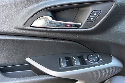 Used 2024 Chevrolet Trax RS w/ Sunroof Package image 13