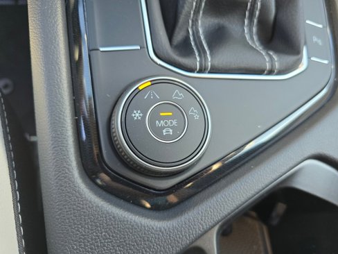 New 2025 Volkswagen Taos SE image 33