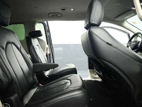 Used 2019 Chrysler Pacifica Touring-L image 22