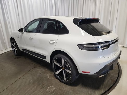 Used 2025 Porsche Macan image 3
