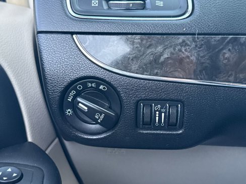 Used 2014 Chrysler Town & Country Touring image 37