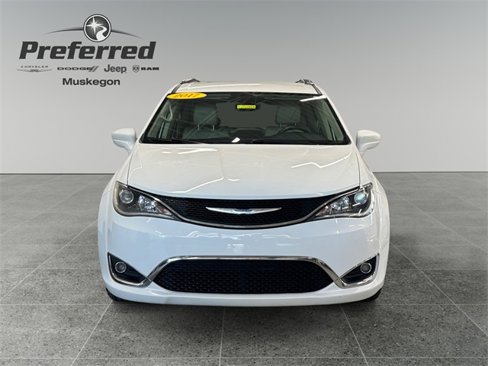 Used 2017 Chrysler Pacifica Touring-L Plus image 4