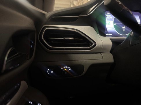 Used 2022 Chevrolet Bolt EUV Premier w/ Launch Edition image 17
