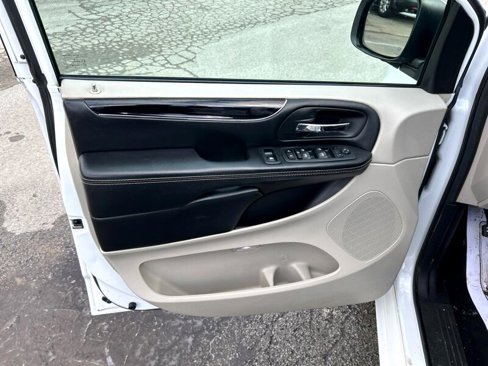 Used 2019 Dodge Grand Caravan SXT image 9