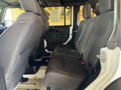 Used 2015 Jeep Wrangler Unlimited Sahara w/ Connectivity Group image 19