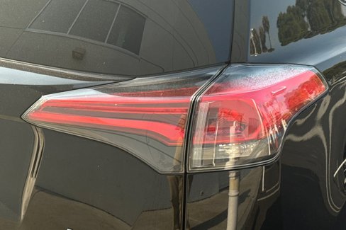 Used 2018 Toyota RAV4 LE image 6