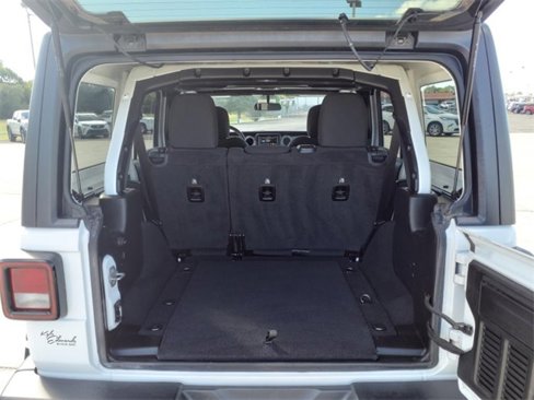 Used 2020 Jeep Wrangler Unlimited Sahara image 23