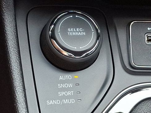 Certified 2019 Jeep Cherokee Latitude Plus image 24