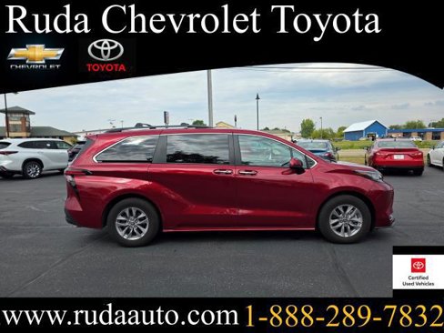 Certified 2022 Toyota Sienna XLE image 1