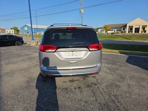 Used 2018 Chrysler Pacifica Limited image 4