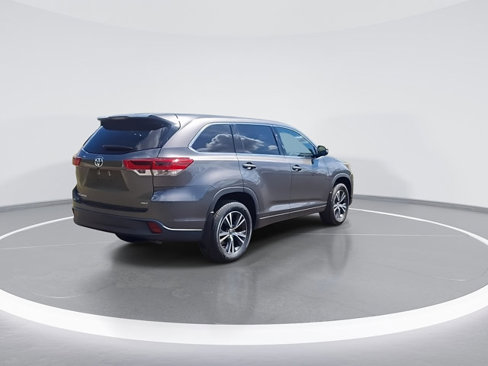 Used 2017 Toyota Highlander LE image 5