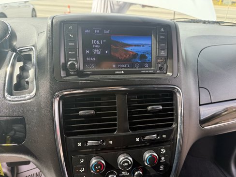 Used 2018 Dodge Grand Caravan SXT image 19