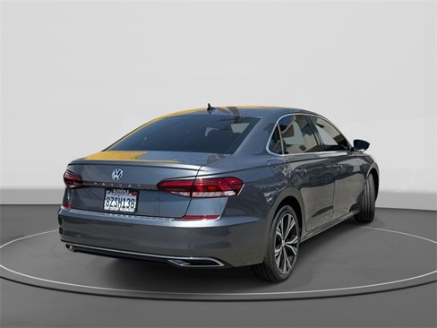 Certified 2022 Volkswagen Passat 2.0T SE image 4