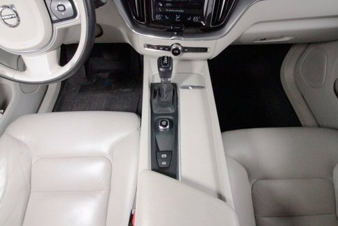 Used 2018 Volvo XC60 T5 Momentum w/ Vision Package image 10