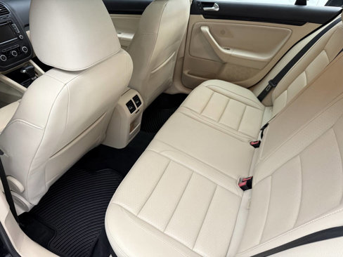 Used 2010 Volkswagen Jetta SEL image 17
