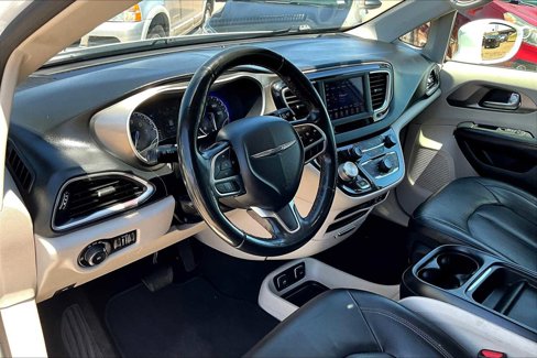 Used 2020 Chrysler Pacifica Touring-L image 16