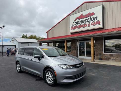 Used 2020 Chrysler Voyager LX image 1