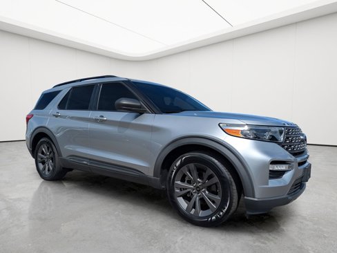 Used 2021 Ford Explorer XLT w/ Equipment Group 202A image 2