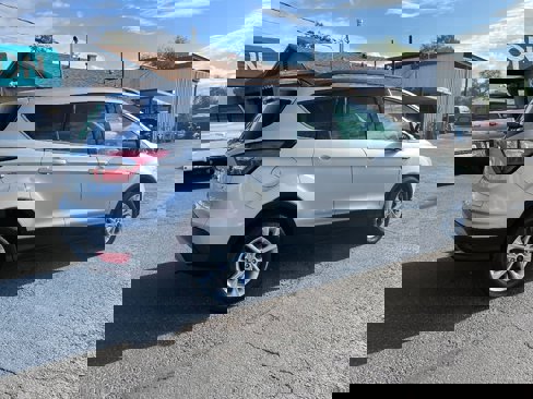 Used 2018 Ford Escape SE w/ SE Sync 3 Package image 4