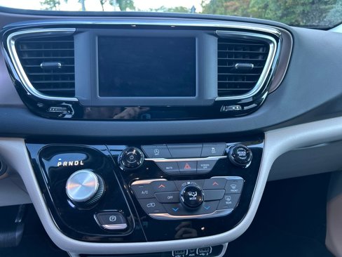 Used 2022 Chrysler Voyager LX image 20