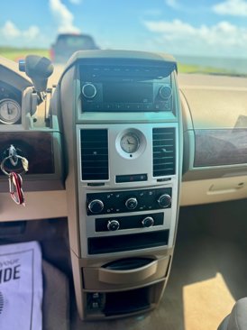 Used 2009 Chrysler Town & Country LX image 8