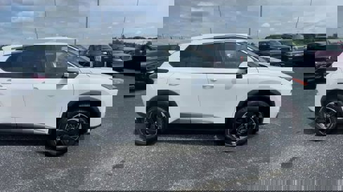 Used 2024 Nissan Rogue SV image 2